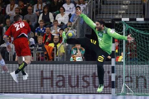 04.01.2019, TUI Arena, Hannover, Laenderspiel, Deutschland (GER) vs Tschechien (CZE), im Bild Marek Vanco (26, CZE) scheitert an Silvio Heinevetter (12, GER) Deutschland (GER) vs Tschechien (CZE)