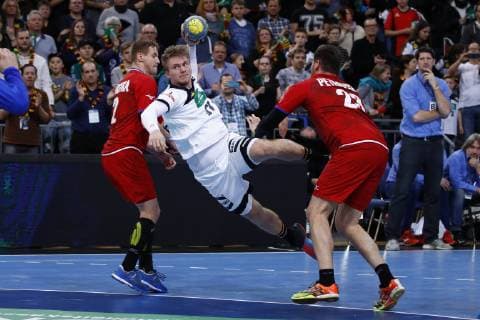 04.01.2019, TUI Arena, Hannover, Laenderspiel, Deutschland (GER) vs Tschechien (CZE), im Bild Jakub Hrstka (2, CZE) und Leos Petrovsky (23, CZE) koennen Franz Semper (32, GER) nicht aufhalten Deutschland (GER) vs Tschechien (CZE)