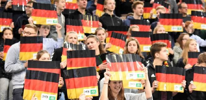 04.01.2019, xkhx Hannover, Tui-Arena Deutscher Handballbund, DHB Handball Länderspiel Deutschland (GER) gegen (Czech) Tschechien Deutsche Handballfans mit schwarz rot gelben Pappen