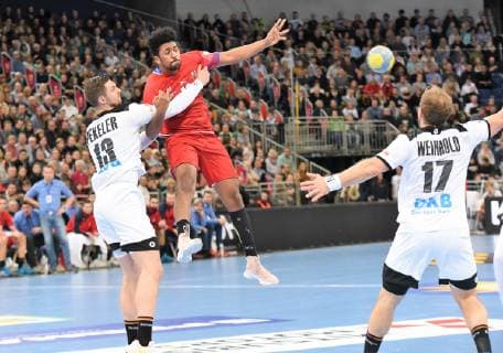 04.01.2019, xkhx Hannover, Tui-Arena Deutscher Handballbund, DHB Handball Länderspiel Deutschland (GER) gegen (Czech) Tschechien Hendrik Pekeler (GER) gegen Dieudonne Mubenzem (40, CZE)
