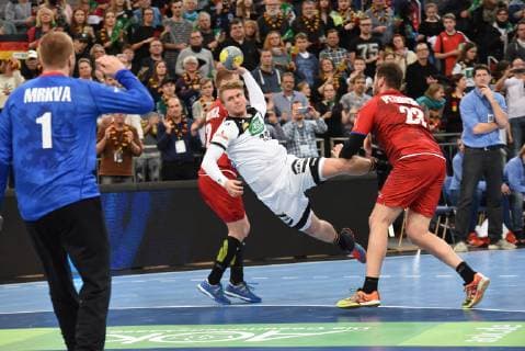 04.01.2019, xkhx Hannover, Tui-Arena Deutscher Handballbund, DHB Handball Länderspiel Deutschland (GER) gegen (Czech) Tschechien Franz Semper (GER) gegen Leos Petrovsky und Torwart Tomas Mrkva (Czech)