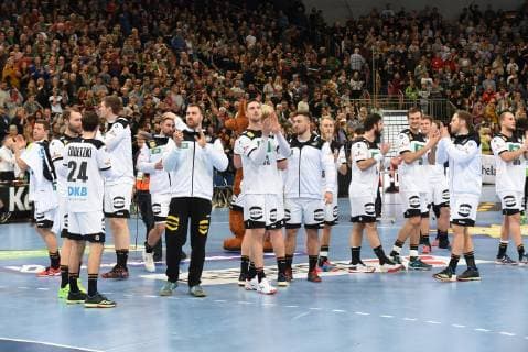 04.01.2019, xkhx Hannover, Tui-Arena Deutscher Handballbund, DHB Handball Länderspiel Deutschland (GER) gegen (Czech) Tschechien Torwart Andreas Wolff (GER) uns seine Mitspieler bedanken sich bei den Fans
