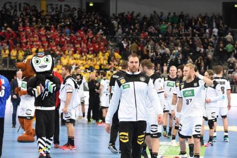 04.01.2019, xkhx Hannover, Tui-Arena Deutscher Handballbund, DHB Handball Länderspiel Deutschland (GER) gegen (Czech) Tschechien Torwart Andreas Wolff (GER) uns seine Mitspieler bedanken sich bei den Fans