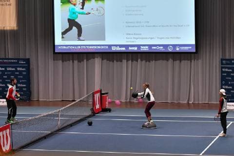 GER, Internationaler DTB Tenniskongress 2019 05.01.2018, Estrel Congress Center, Berlin, GER, Internationaler DTB Tenniskongress 2019 im Bild Niklas Hoefken demonstriert mit Gehoerlosen Uebungsformen im Themenbereich Inklusion im Tennistraining