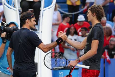 Alexander Zverev gratuliert dem Sieger Roger Federer Copyright: xJuergenxHasenkopfx