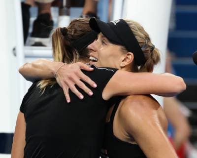 Belinda Bencic gratuliert der Siegerin Angelique Kerber Copyright: xJuergenxHasenkopfx
