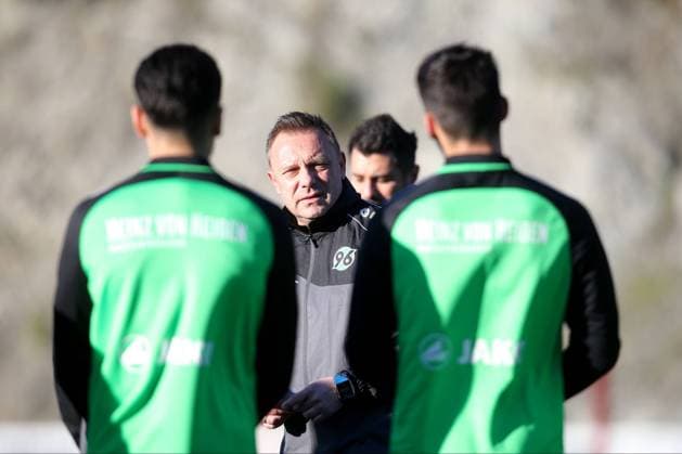 Marbella, Spanien, 05.01.2019, Trainingslager 2019 Hannover 96, Trainer Andre Breitenreiter (H96) Schaut ( DeFodi541