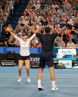 Belinda Bencic, Roger Federer strecken die Arme hoch und jubeln,Jubel,Freude,Emotion, Mixed Doubles Finale, Endspiel Copyright: xJuergenxHasenkopfx