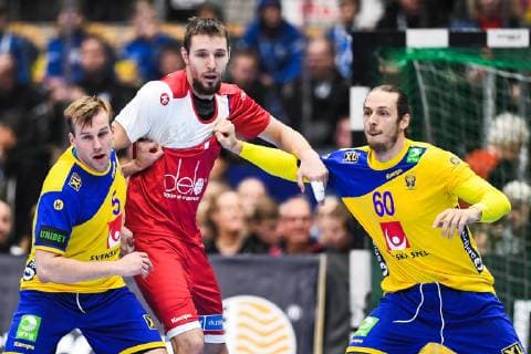 190105 Sveriges Max Darj och Kim Ekdahl du Rietz i kamp med Rysslands Gleb Kalarash under träningslandskampen i handboll mellan Sverige och Ryssland den 5 januari 2019 i Jönköping. Copyright: DANIELxSTILLER BB190105DS001