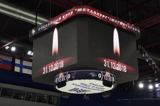 Sport Themen der Woche KW01 Sport Bilder des Tages MAGNITOGORSK, RUSSIA - JANUARY 5, 2019: A minute of silence for the victims of the 31 December 2018 Magnitogorsk domestic gas explosion in which 39 people were killed is observed before a 2018 2019 KHL Regular Season Ice hockey Eishockey match between Metallurg Magnitogorsk and Torpedo Nizhny Novgorod at Metallurg Arena; Metallurg Magnitogorsk won 7-3. Alexander Bardentsev TASS  TS09D188