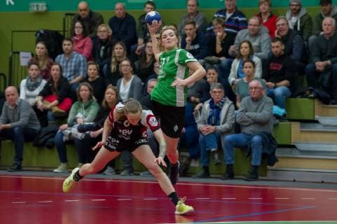 v.li.: Fabienne Kracht (BSV Sachsen Zwickau, 8), Alina Otto (SV Werder Bremen, 27) beim Wurf, Spielszene, Aktion, Action, Handball, 2. Bundesliga Frauen, SV Werder Bremen - BSV Sachsen Zwickau,