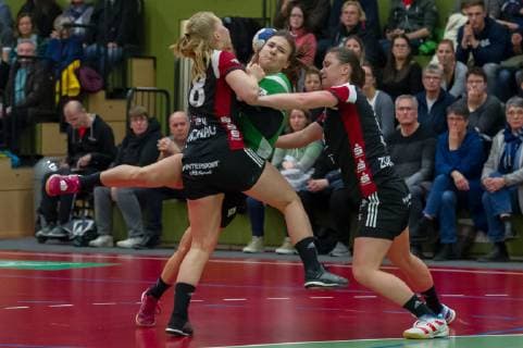 v.li.: Alisa Pester (BSV Sachsen Zwickau, 28), Merle Heidergott (SV Werder Bremen, 3) und Katarina Pavlovic (BSV Sachsen Zwickau, 11) im Dreikampf, Zweikampf, Spielszene, Aktion, Action, Handball, 2. Bundesliga Frauen, SV Werder Bremen - BSV Sachsen Zwickau,