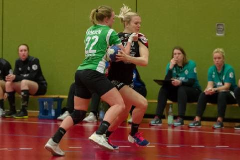v.li.: Jennifer Börsen (SV Werder Bremen, 22) und Julia Redder (BSV Sachsen Zwickau, 55) im Zweikampf, Duell, Spielszene, Aktion, Action, Handball, 2. Bundesliga Frauen, SV Werder Bremen - BSV Sachsen Zwickau,