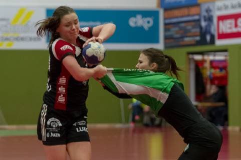 v.li.: Katarina Pavlovic (BSV Sachsen Zwickau, 11) und Merle Heidergott (SV Werder Bremen, 3) im Zweikampf, Duell, Spielszene, Aktion, Action, Handball, 2. Bundesliga Frauen, SV Werder Bremen - BSV Sachsen Zwickau,