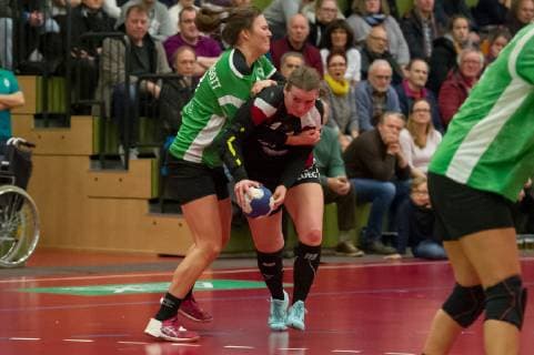 v.li.: Merle Heidergott (SV Werder Bremen, 3) und Isa-Sophie Rösike (BSV Sachsen Zwickau, 4) im Zweikampf, Duell, Spielszene, Aktion, Action, Handball, 2. Bundesliga Frauen, SV Werder Bremen - BSV Sachsen Zwickau,