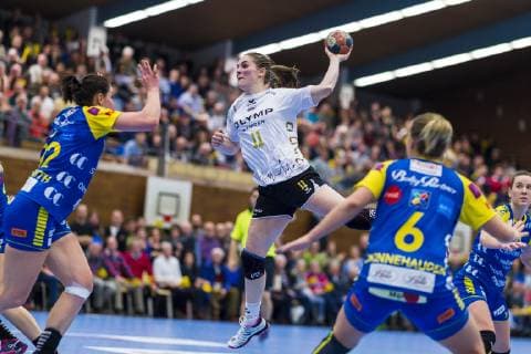 Bietigheim, Deutschland 05. Januar 2019: EHF-Cup - 18 19 - SG BBM Bietigheim vs. Storhamar Handball Elite Betina Riegelhuth (Storhamar), Laura van der Heijden (Bietigheim), Elise Skinnehaugen (Storhamar) Bietigheim-Bissingen Halle am Viadukt Baden-Württemberg Deutschland