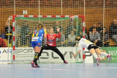 De Souza Masson (Storhamar Handball Elite 39) Goalkeeper gegen Anna Loerper (SG BBM Bietigheim 10) EHF, Handbal, Women, EHF-Cup Grouphase, 05.01.2019, Foto:TBaur Eibner SG BBM Bietigheim vs. Storhamar Handball Elite Bietigheim Copyright: xEIBNER TobiasxBaurx EP_TBR