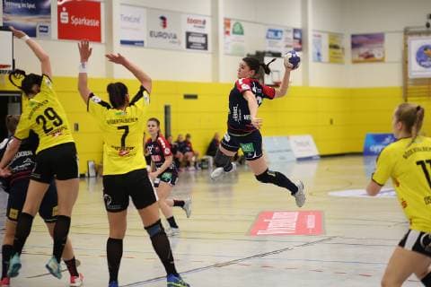 Lea Neubrander ( SG H2Ku Herrenberg) beim Torwurf Handball Frauen, HC Roedertal - SG H2Ku Herrenberg, 2.Liga, 05.01.2018 Grossroehrsdorf