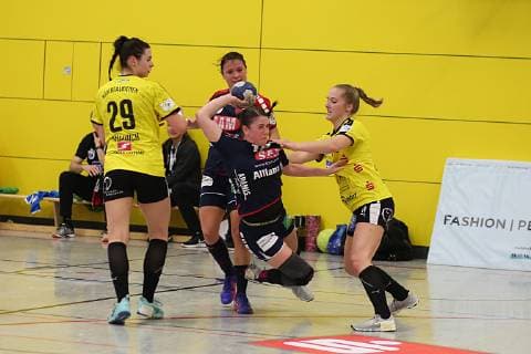 Lea Neubrander ( SG H2Ku Herrenberg) setzt sich am Kreis durch Handball Frauen, HC Roedertal - SG H2Ku Herrenberg, 2.Liga, 05.01.2018 Grossroehrsdorf