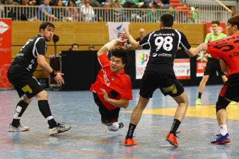 Handball, Herren, Saison 2018 19, Weltmeisterschaft 2019 in Deutschland und Dänemark, Testspiel 1. VfL Potsdam - Korea, Christian Schwarz (Nr. 7, 1. VfL Potsdam), Park Hwang Soon (Nr. 23, Korea), Levi Schwark (Nr. 98, 1. VfL Potsdam), 05.01.19, Copyright: xMatthiasxKochx