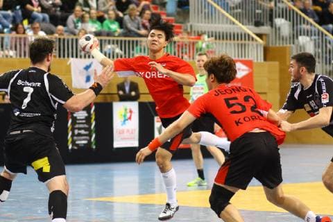 Handball, Herren, Saison 2018 19, Weltmeisterschaft 2019 in Deutschland und Dänemark, Testspiel 1. VfL Potsdam - Korea, Christian Schwarz (Nr. 7, 1. VfL Potsdam), Park Hwang Soon (Nr. 23, Korea), Jeong Jaewan (Nr. 52, Korea), Levi Schwark (Nr. 98, 1. VfL Potsdam), 05.01.19, Copyright: xMatthiasxKochx