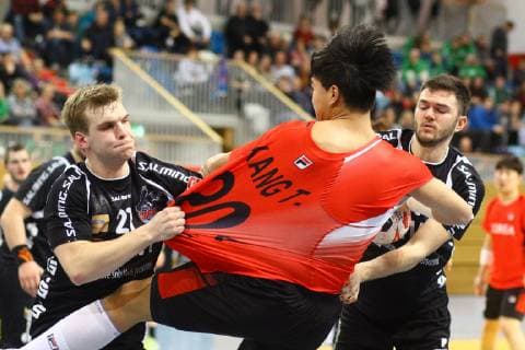 Handball, Herren, Saison 2018 19, Weltmeisterschaft 2019 in Deutschland und Dänemark, Testspiel 1. VfL Potsdam - Korea, Philipp Jochimsen (Nr. 21, 1. VfL Potsdam), Kang Tan (Nr. 20, Korea), Levi Schwark (Nr. 98, 1. VfL Potsdam), 05.01.19, Copyright: xMatthiasxKochx