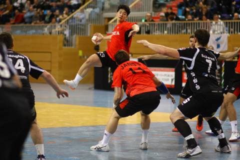 Handball, Herren, Saison 2018 19, Weltmeisterschaft 2019 in Deutschland und Dänemark, Testspiel 1. VfL Potsdam - Korea, Park Hwang Soon (Nr. 23, Korea), Jang Dong-Hyun (Nr. 11, Korea), Christian Schwarz (Nr. 7, 1. VfL Potsdam), 05.01.19, Copyright: xMatthiasxKochx