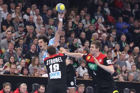 Deutschland vs Argentinien, Handball, Laenderspiel, 06.01.19 Federico Matias Vieyra (Argentinien, 10) gegen <de19< und Finn Lemke (Deutschland, 06)
