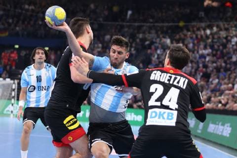 Deutschland vs Argentinien, Handball, Laenderspiel, 06.01.19 Nicolas Bomanno (Argentinien, 77) gegen Patrick Groetzki (Deutschland, 24) und Fabian Wiede (Deutschland, 10)