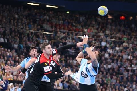 Deutschland vs Argentinien, Handball, Laenderspiel, 06.01.19 Lucas Moscariello (Argentinien, 11) gegen Hendrik Pekeler (Deutschland, 13)