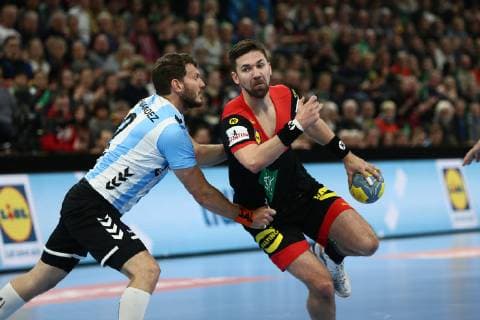 Handball Testspiel 2018 2019 - Deutsche Nationalmannschaft vs. Argentinien Fabian Wiede (Deutschland) im Zweikampf mit Federico Gaston Fernandez (Argentinien) . Sparkassen-Arena Kiel Foto: Frank Schoof