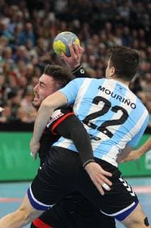 Handball Testspiel 2018 2019 - Deutsche Nationalmannschaft vs. Argentinien Jannik Kohlbacher (Deutschland) im Zweikampf mit Gaston Alberto Mourino (Argentinien) . Sparkassen-Arena Kiel Foto: Frank Schoof