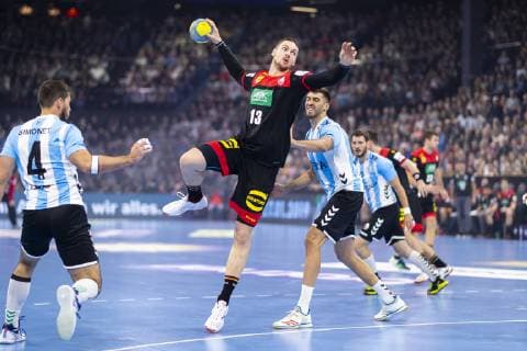 Hendrik Pekeler (Nr. 13, Deutschland) gegen Nicolas Bonanno (Nr. 77, Argentinien). Deutschland vs. Argentinien, Handball, Testspiel, 06.01.19 Kiel Schleswig-Holstein Germany Sparkassen-Arena Copyright: xAgentur54Gradx xFelixxKoenigx
