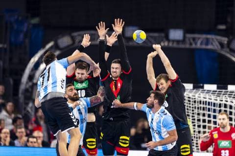 Nicolas Bonanno (Nr. 77, Argentinien) gegen Fabian Wiede (Nr. 10, Deutschland), Hendrik Pekeler (Nr. 13, Deutschland) und Fabian Boehm (Nr. 38, Deutschland). Deutschland vs. Argentinien, Handball, Testspiel, 06.01.19 Kiel Schleswig-Holstein Germany Sparkassen-Arena Copyright: xAgentur54Gradx xFelixxKoenigx
