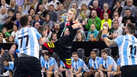 Matthias Musche (Nr. 37, Deutschland) gegen Nicolas Bonanno (Nr. 77, Argentinien) und Lucas Dario Moscariello (Nr. 11, Argentinien). Deutschland vs. Argentinien, Handball, Testspiel, 06.01.19 Kiel Schleswig-Holstein Germany Sparkassen-Arena Copyright: xAgentur54Gradx xFelixxKoenigx