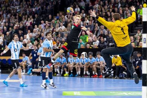 Matthias Musche (Nr. 37, Deutschland) im Konter gegen Matias Carlos Schulz (Nr. 1, Argentinien). Deutschland vs. Argentinien, Handball, Testspiel, 06.01.19 Kiel Schleswig-Holstein Germany Sparkassen-Arena Copyright: xAgentur54Gradx xFelixxKoenigx