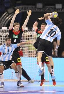 Foto : Abwehr von Finn Lemke ( Deutschland ) und Martin Strobel gegen Federico Vieyra Handball Länderspiel am So. 06.01.2019 in Kiel Deutschland - Argentinien