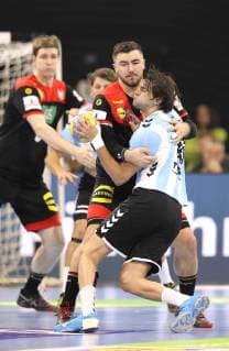 Foto : Abwehr von Jannik Kohlbacher ( Deutschland ) gegen Federico Vieyra Handball Länderspiel am So. 06.01.2019 in Kiel Deutschland - Argentinien