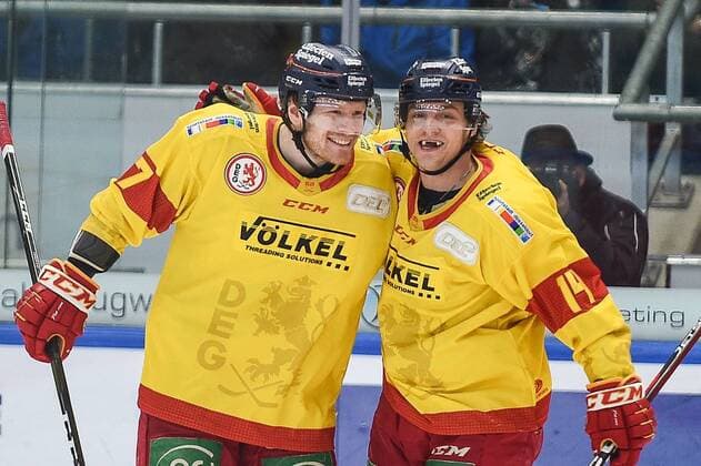Sport Themen der Woche KW01 Sport Bilder des Tages Leon Niederberger (Duesseldorfer EG 17) feiert den Torschuewtzen Jaedon Descheneau (Duesseldorfer EG 14), Augsburger Panther - Duesseldorfer EG, Eishockey, Deutsche Eishockey Liga 06.01.2019 Augsburg Bayern Deutschland *** Leon Niederberger Duesseldorfer EG 17 celebrates the Torschuewtzen Jaedon Descheneau Duesseldorfer EG 14 Augsburger Panther Duesseldorfer EG Ice Hockey German Ice Hockey League 06 01 2019 Augsburg Bayern Germany Copyright: xkolbert-press BurghardxSchreyerx