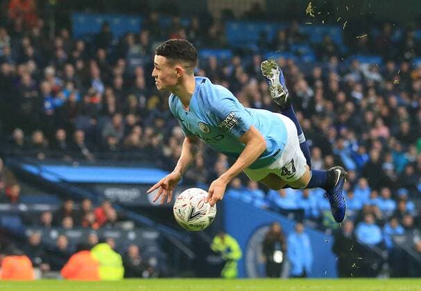 Sport Themen der Woche KW01 Sport Bilder des Tages 6th January 2019, Etihad Stadium, Manchester, England; Emirates FA Cup third round football, Manchester City versus Rotherham United; Phil Foden of Manchester City attempts a diving header at goal but misstimes his leap  ActionPlus12093645 DavidxBlunsden