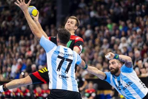 Fabian Boehm (Nr. 38, Deutschland) gegen Nicolas Bonanno (Nr. 77, Argentinien) und Lucas Dario Moscariello (Nr. 11, Argentinien). Deutschland vs. Argentinien, Handball, Testspiel, 06.01.19 Kiel Schleswig-Holstein Germany Sparkassen-Arena Copyright: xAgentur54Gradx xFelixxKoenigx