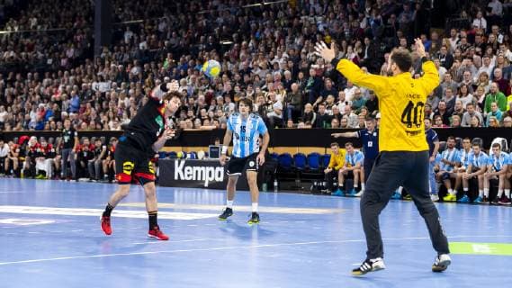Uwe Gensheimer (Nr. 3, Deutschland) beim Siebenmeterversuch gegen Leonel Carlos Maciel (Nr. 40, Argentinien). Deutschland vs. Argentinien, Handball, Testspiel, 06.01.19 Kiel Schleswig-Holstein Germany Sparkassen-Arena Copyright: xAgentur54Gradx xFelixxKoenigx