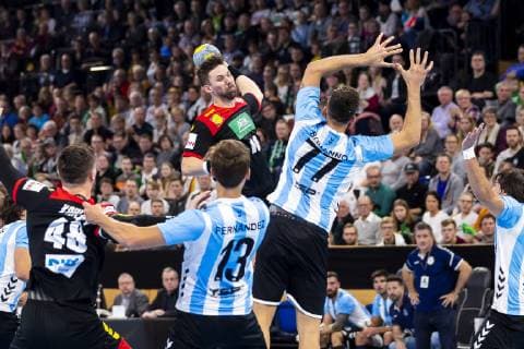 Fabian Wiede (Nr. 10, Deutschland) gegen Juan Pablo Fernandez (Nr. 13, Argentinien), Nicolas Bonanno (Nr. 77, Argentinien) und Federico Matias Vieyra (Nr. 10, Argentinien). Deutschland vs. Argentinien, Handball, Testspiel, 06.01.19 Kiel Schleswig-Holstein Germany Sparkassen-Arena Copyright: xAgentur54Gradx xFelixxKoenigx