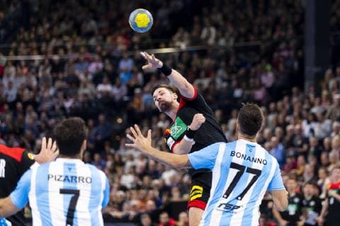 Fabian Wiede (Nr. 10, Deutschland) gegen Nicolas Bonanno (Nr. 77, Argentinien). Deutschland vs. Argentinien, Handball, Testspiel, 06.01.19 Kiel Schleswig-Holstein Germany Sparkassen-Arena Copyright: xAgentur54Gradx xFelixxKoenigx