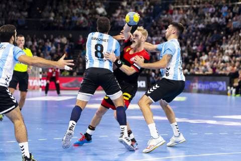 Matthias Musche (Nr. 37, Deutschland) gegen Pablo Ariel Simonet (Nr. 8, Argentinien) und Nicolas Bonanno (Nr. 77, Argentinien). Deutschland vs. Argentinien, Handball, Testspiel, 06.01.19 Kiel Schleswig-Holstein Germany Sparkassen-Arena Copyright: xAgentur54Gradx xFelixxKoenigx