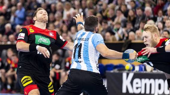 Steffen Weinhold (Nr. 17, Deutschland) gegen Lucas Dario Moscariello (Nr. 11, Argentinien). Deutschland vs. Argentinien, Handball, Testspiel, 06.01.19 Kiel Schleswig-Holstein Germany Sparkassen-Arena Copyright: xAgentur54Gradx xFelixxKoenigx