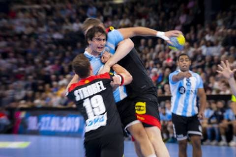 Federico Matias Vieyra (Nr. 10, Argentinien) gegen Martin Strobel (Nr. 19, Deutschland) und Finn Lemke (Nr. 6, Deutschland). Deutschland vs. Argentinien, Handball, Testspiel, 06.01.19 Kiel Schleswig-Holstein Germany Sparkassen-Arena Copyright: xAgentur54Gradx xFelixxKoenigx