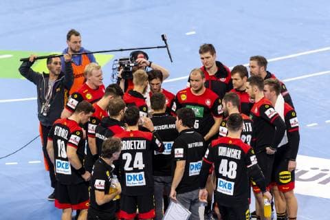 Die deutsche Mannschaft steht beim Time Out um Trainer Christian Prokop. Deutschland vs. Argentinien, Handball, Testspiel, 06.01.19 Kiel Schleswig-Holstein Germany Sparkassen-Arena Copyright: xAgentur54Gradx xFelixxKoenigx
