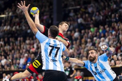Fabian Boehm (Nr. 38, Deutschland) gegen Nicolas Bonanno (Nr. 77, Argentinien) und Lucas Dario Moscariello (Nr. 11, Argentinien). Deutschland vs. Argentinien, Handball, Testspiel, 06.01.19 Kiel Schleswig-Holstein Germany Sparkassen-Arena Copyright: xAgentur54Gradx xFelixxKoenigx