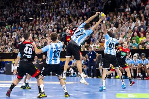 Fabian Wiede (Nr. 10, Deutschland) gegen Juan Pablo Fernandez (Nr. 13, Argentinien), Nicolas Bonanno (Nr. 77, Argentinien) und Federico Matias Vieyra (Nr. 10, Argentinien). Deutschland vs. Argentinien, Handball, Testspiel, 06.01.19 Kiel Schleswig-Holstein Germany Sparkassen-Arena Copyright: xAgentur54Gradx xFelixxKoenigx